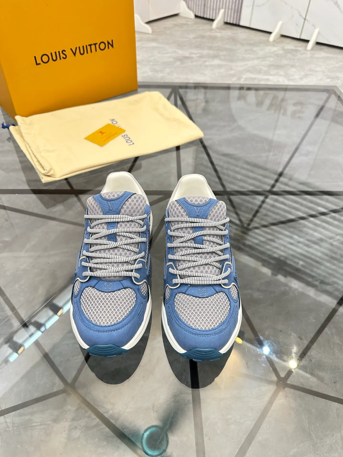 Men's shoes: 💰P660¥ Top quality Product trademark: LV* "Louis Vuitton*" low-top casual shoes Regular size: 35-44 (can be customized to 45.46) Couple style Product materials: Upper imported cowhide stitching original material, breathable lining, original outsole. Number: H218